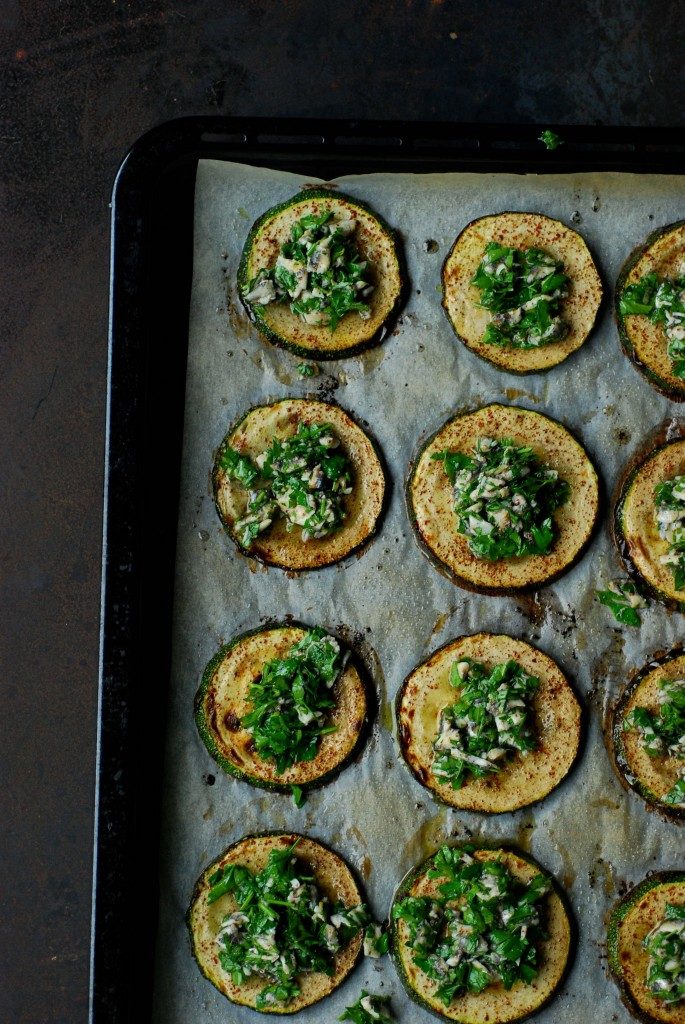 gegrilde-courgette-ansjovis-sumak-peterselie